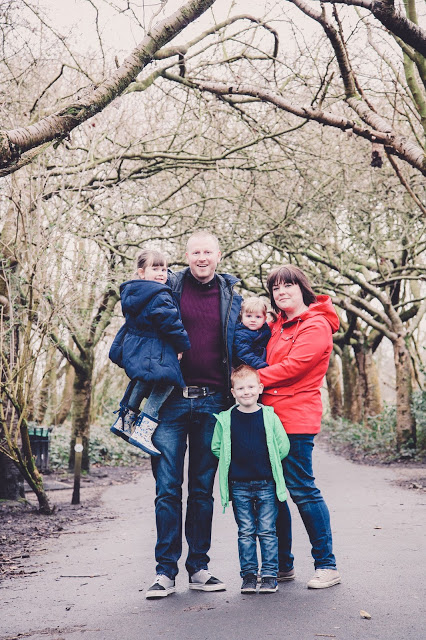 Family of five photoshoot in Heaton Park with Sally Langstaff