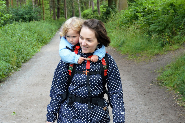 Hamahaki Hopp - toddler on Mummy's back