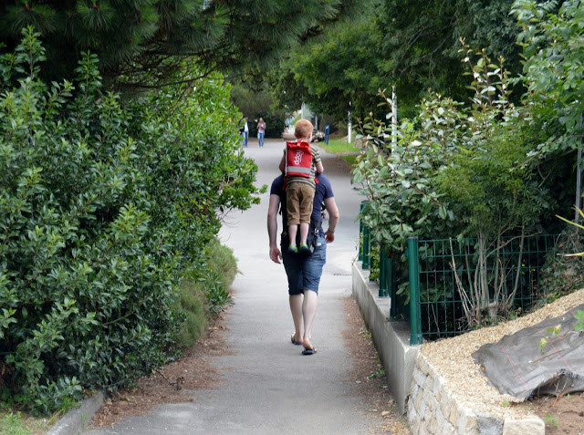 Hamahaki Hopp - six year old on Daddy's back
