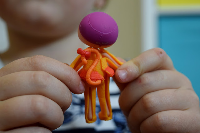 Change the outfits on your Lalaloopsy doll by simply pressing them on