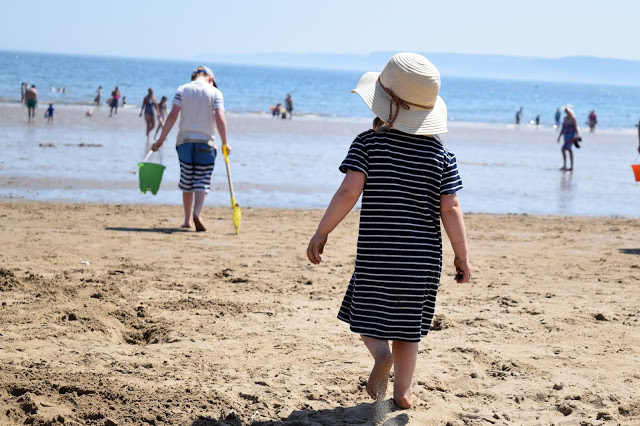 children walking to the sea