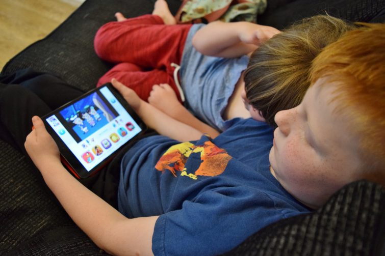 kids using tablet