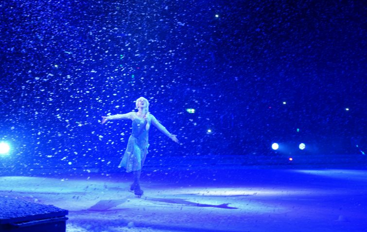 Disney on Ice - Elsa dancing in the snow