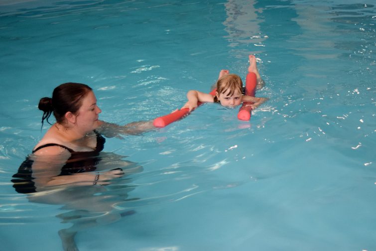Puddle Ducks toddler swimming lessons - swimming on woggles