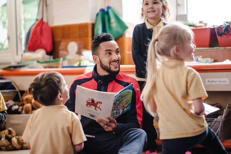 Premier League Primary Stars - Teho Walcott reading with school children
