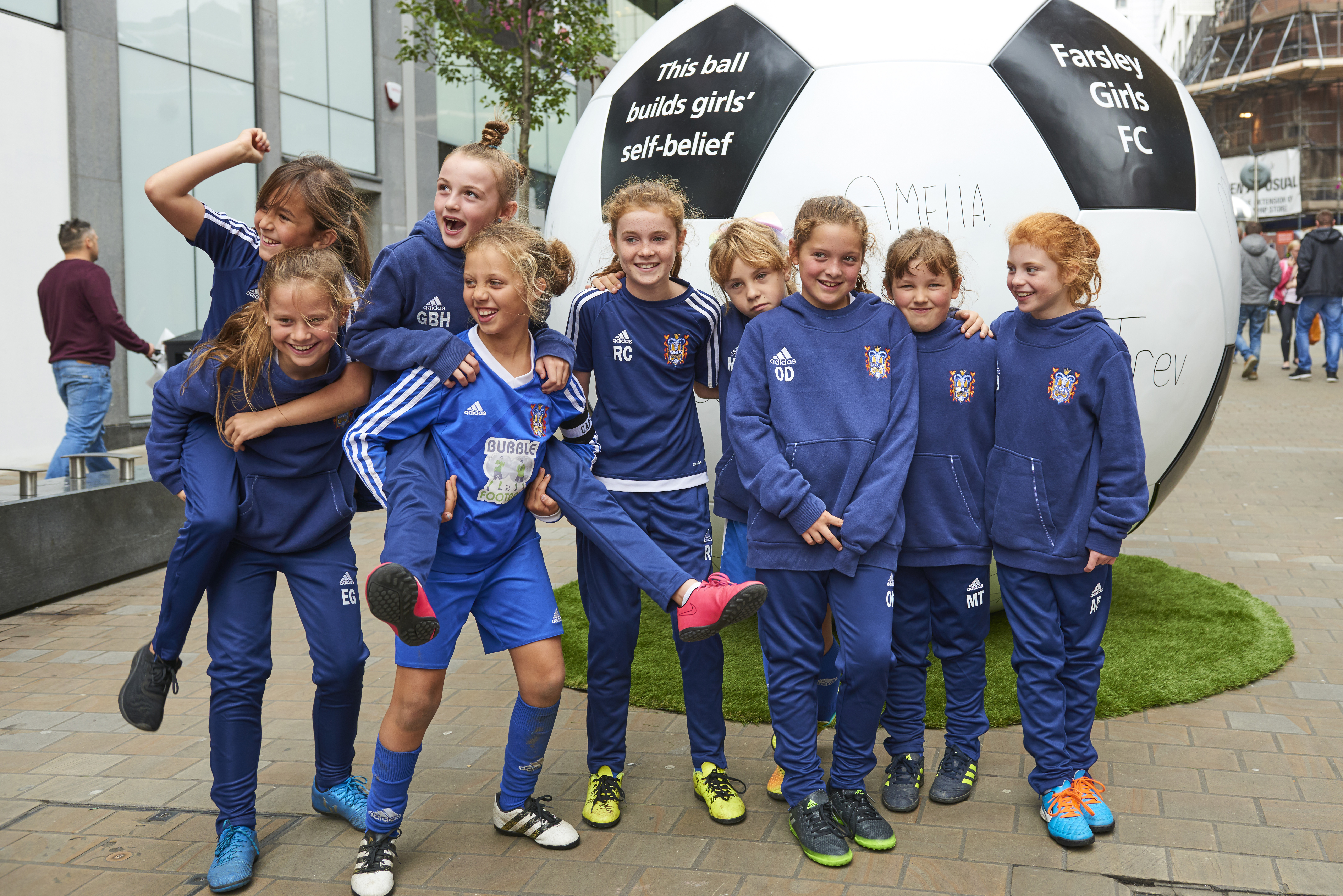 To mark the launch of the 2017 Aviva Community Fund, on Saturday, local community group, Farsley Girls FC, competed against one another in a keepy-uppy challenge on Albion Street in Leeds. The group, which benefitted from funding in 2016, put on the event alongside a large-scale football installation to demonstrate how small things like a football, can with the right perspective, make a big difference to local communities.