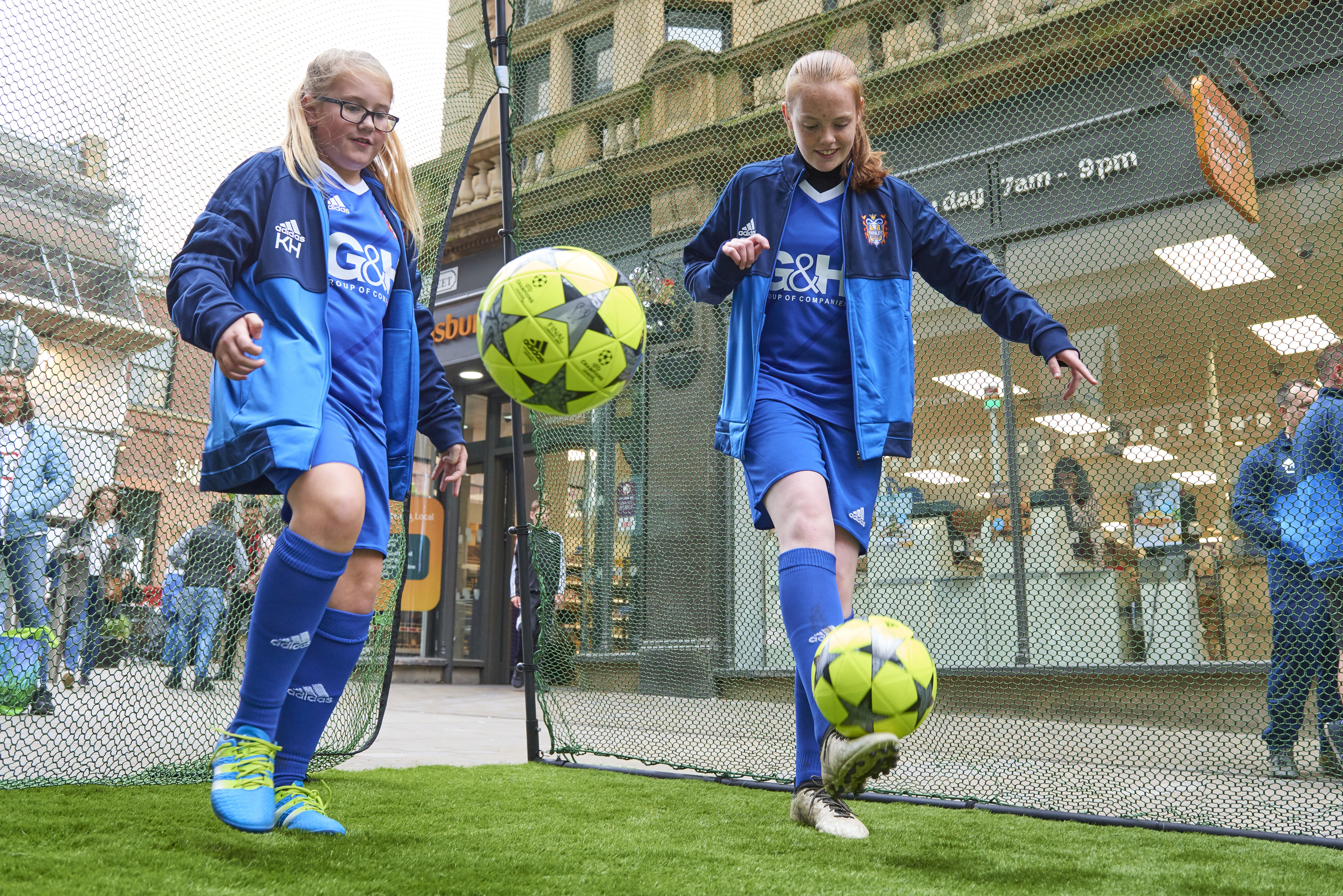o mark the launch of the 2017 Aviva Community Fund, on Saturday, local community group, Farsley Girls FC, competed against one another in a keepy-uppy challenge on Albion Street in Leeds. The group, which benefitted from funding in 2016, put on the event alongside a large-scale football installation to demonstrate how small things like a football, can with the right perspective, make a big difference to local communities.