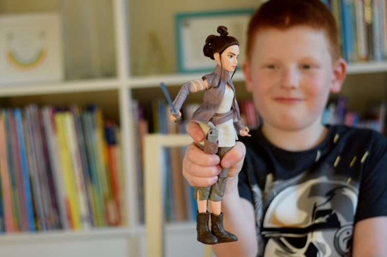 Star Wars Forces of Destiny Rey of Jakku - squeeze legs to swing lightsaber