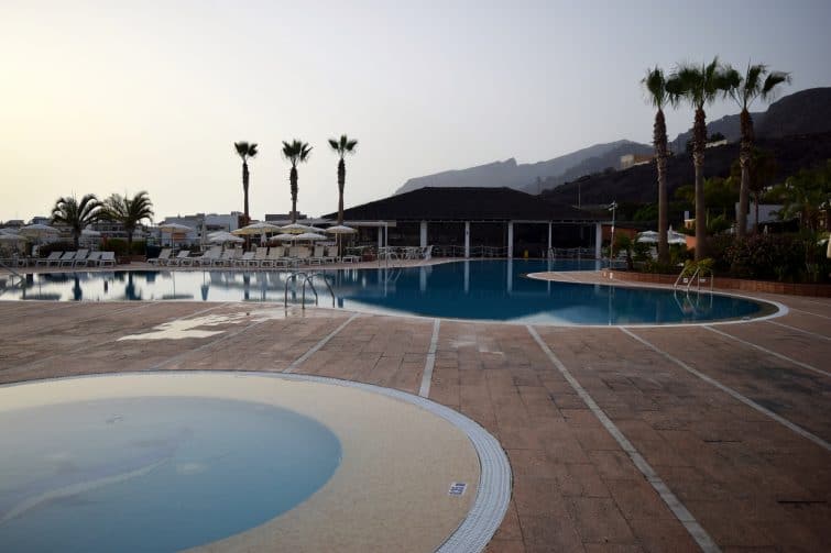 Holiday Tenerife - quiet pool in the evening