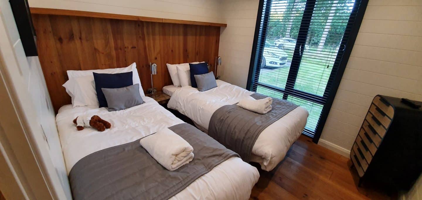 Twin bedroom in Glade Exclusive Spa 3 lodge