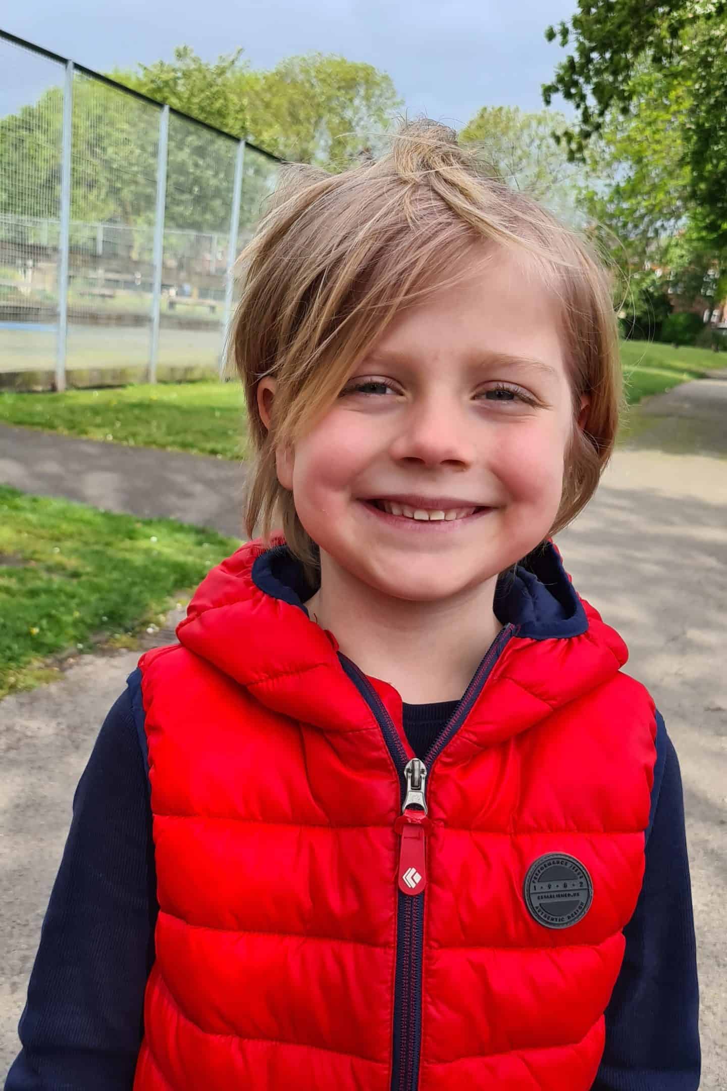 Little girl with short hair - grown out crop