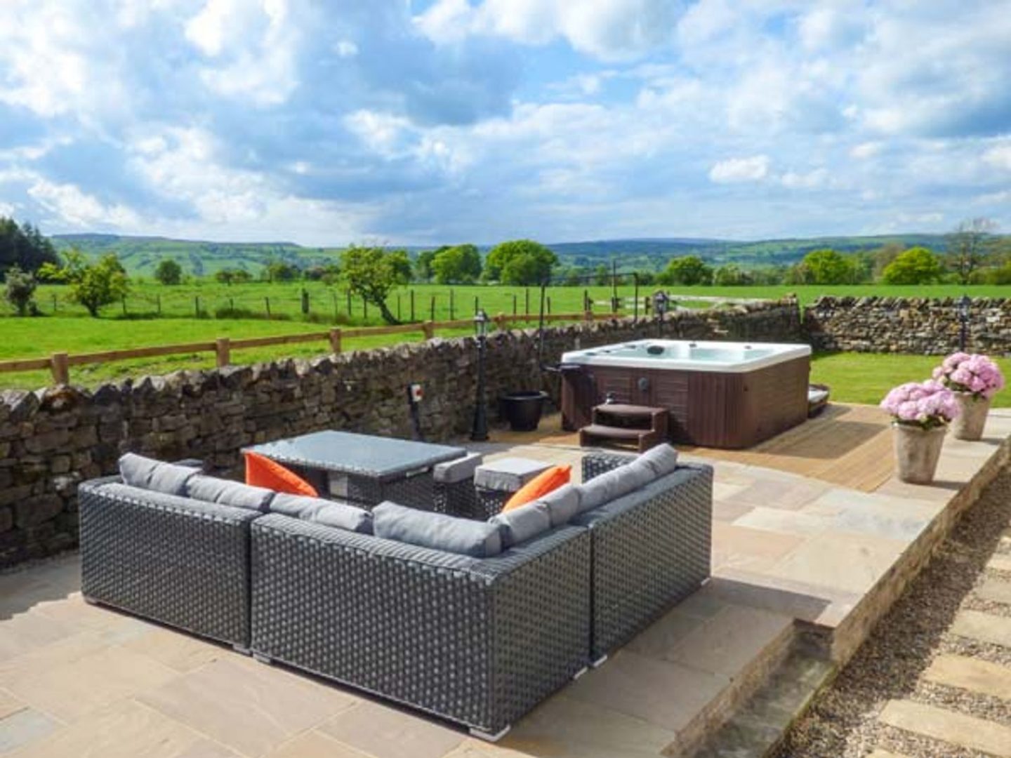 Ox Hey Barn hot tub and outside space for large groups or families