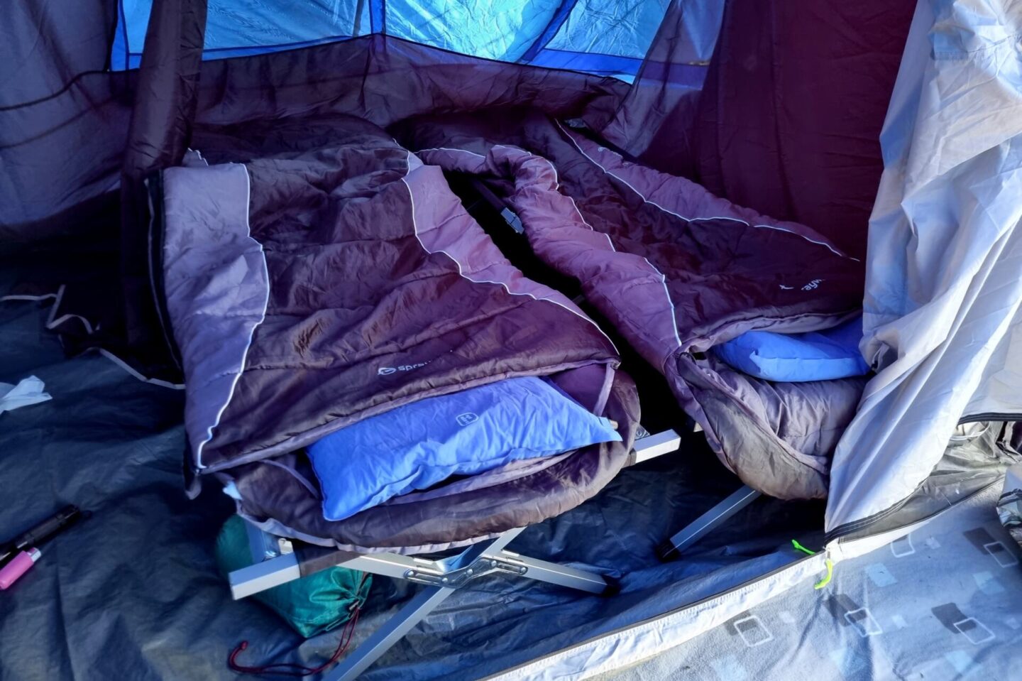 How to stay warm and comfortable at night when you're camping? A camp bed, a self-inflating mattress, a small camping pillow and a lovely cosy sleeping bag!