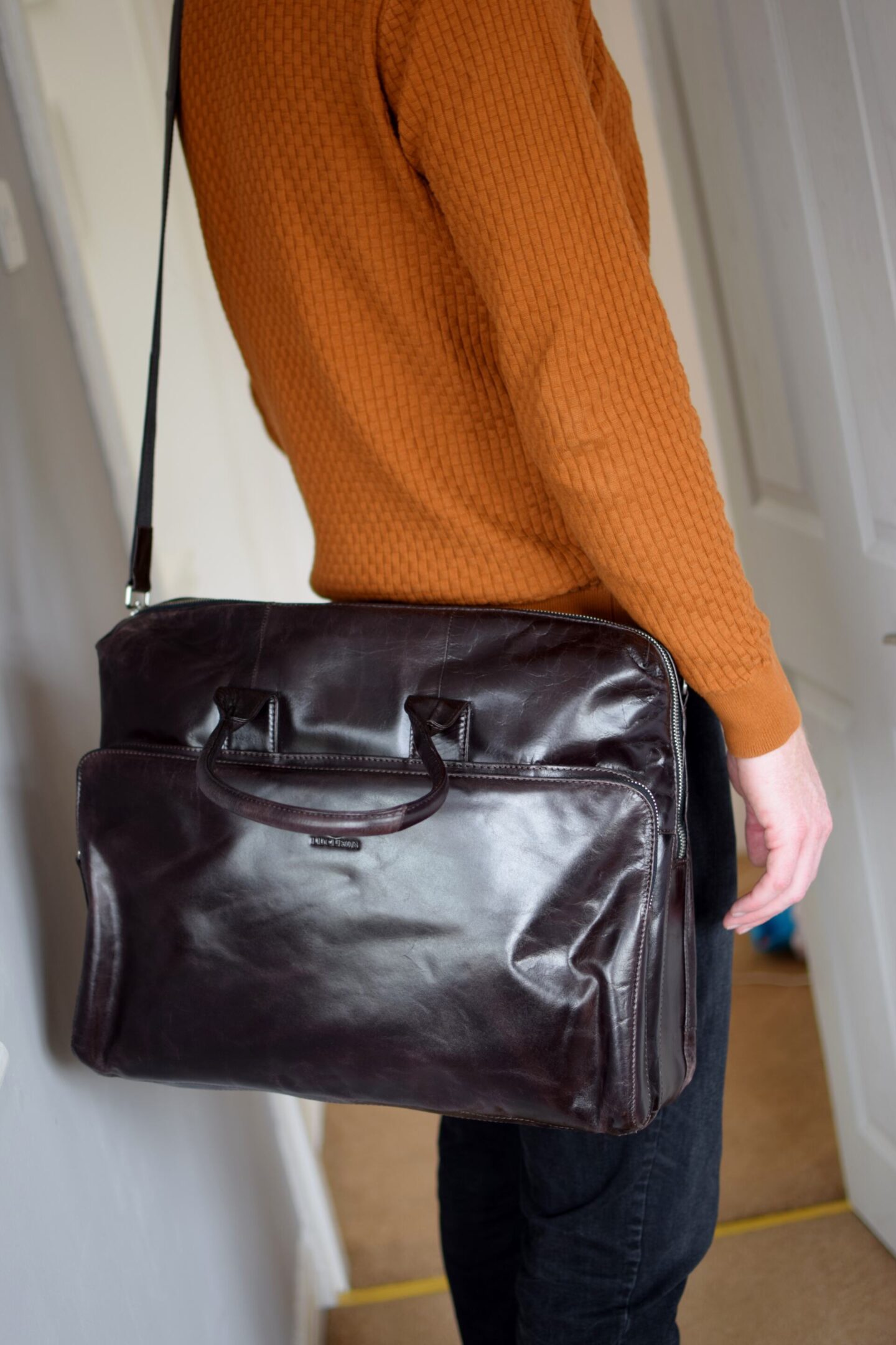 The comfy shoulder strap is adjustable - Dave prefer to wear his bag cross body to keep his hands free when travelling