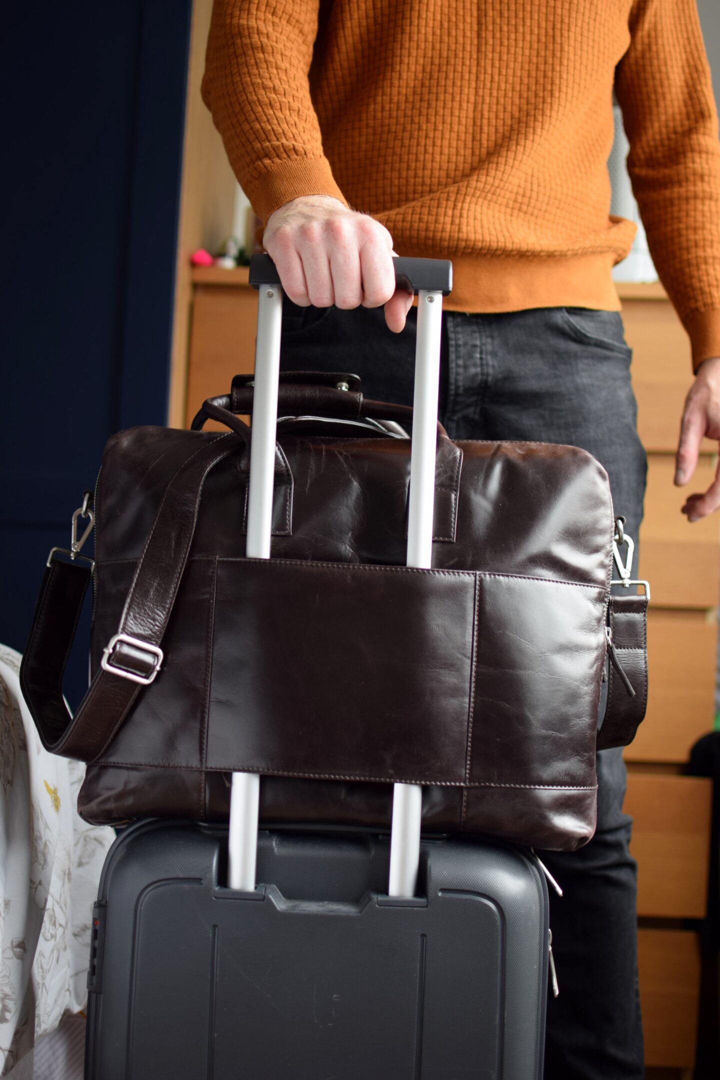 This design feature allows you to put your shoulder bag on your pull along suitcase handle