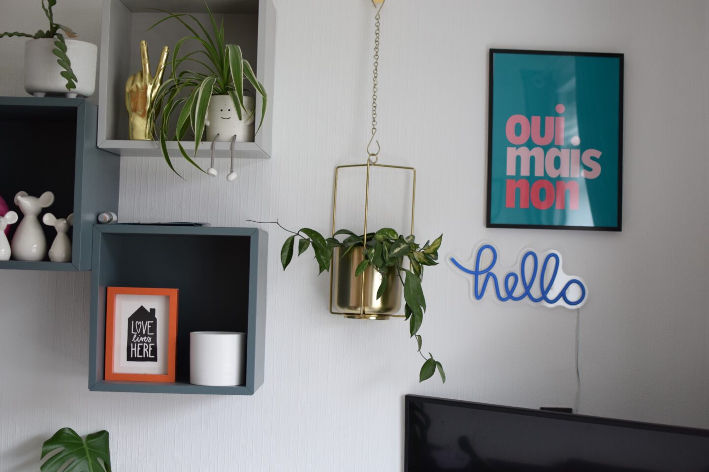 Neon 87 Hello light