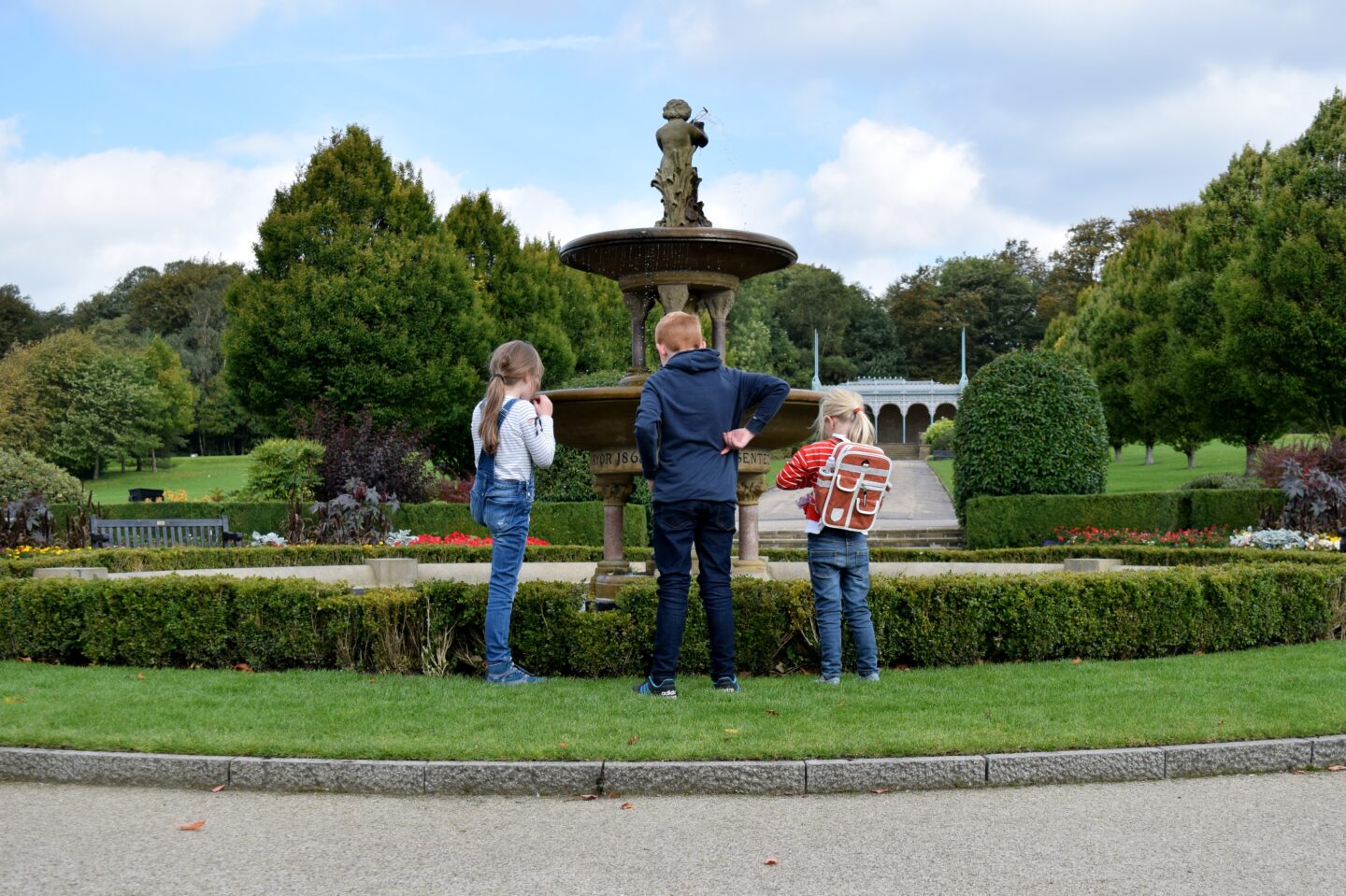 Alexandra park fountain / monument