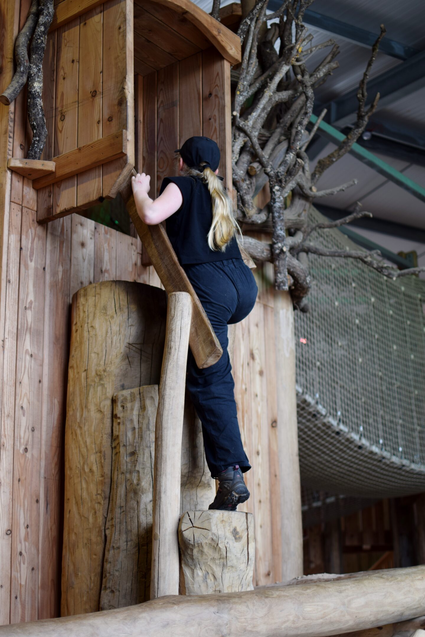 Indoor climbing frame
